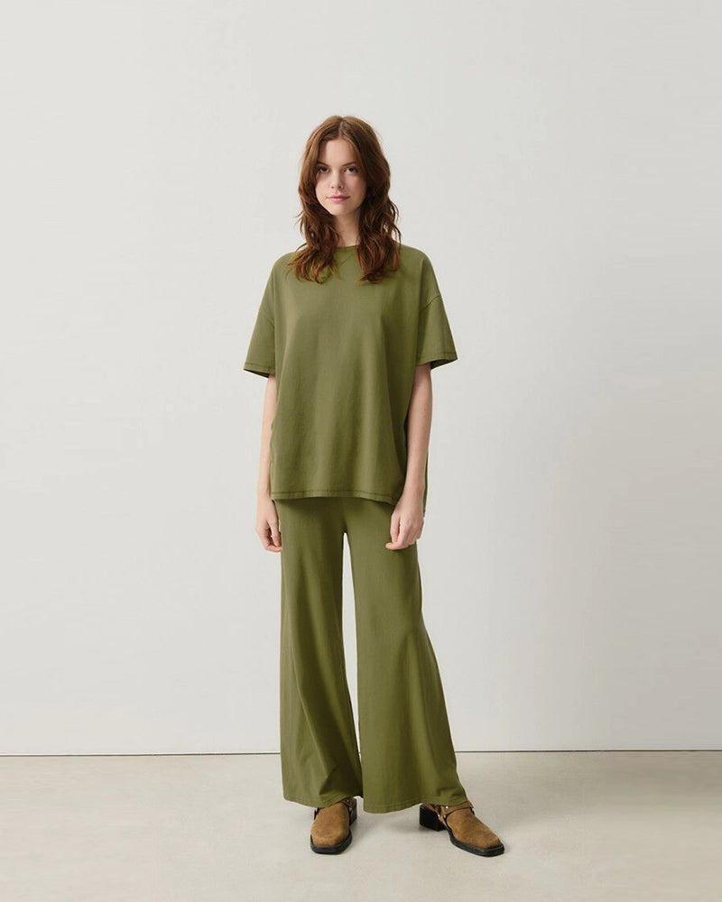 Oversizowy T-shirt PYMAZ z krótkim rękawem. Posiada okrągły dekolt i krótki rękaw.&nbsp; Wykonany z cienkiej i miękkiej bawełny. Na plecach, przy szyi posiada niewielkie logo marki.