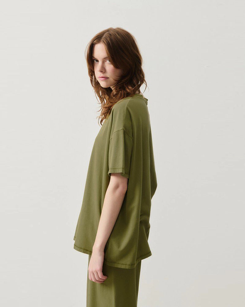 Oversizowy T-shirt PYMAZ z krótkim rękawem. Posiada okrągły dekolt i krótki rękaw.&nbsp; Wykonany z cienkiej i miękkiej bawełny. Na plecach, przy szyi posiada niewielkie logo marki.