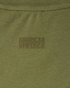 Oversizowy T-shirt PYMAZ z krótkim rękawem. Posiada okrągły dekolt i krótki rękaw.&nbsp; Wykonany z cienkiej i miękkiej bawełny. Na plecach, przy szyi posiada niewielkie logo marki.