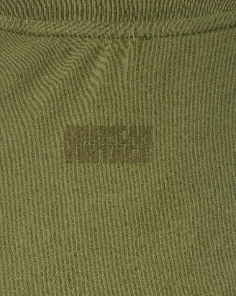 Oversizowy T-shirt PYMAZ z krótkim rękawem. Posiada okrągły dekolt i krótki rękaw.&nbsp; Wykonany z cienkiej i miękkiej bawełny. Na plecach, przy szyi posiada niewielkie logo marki.