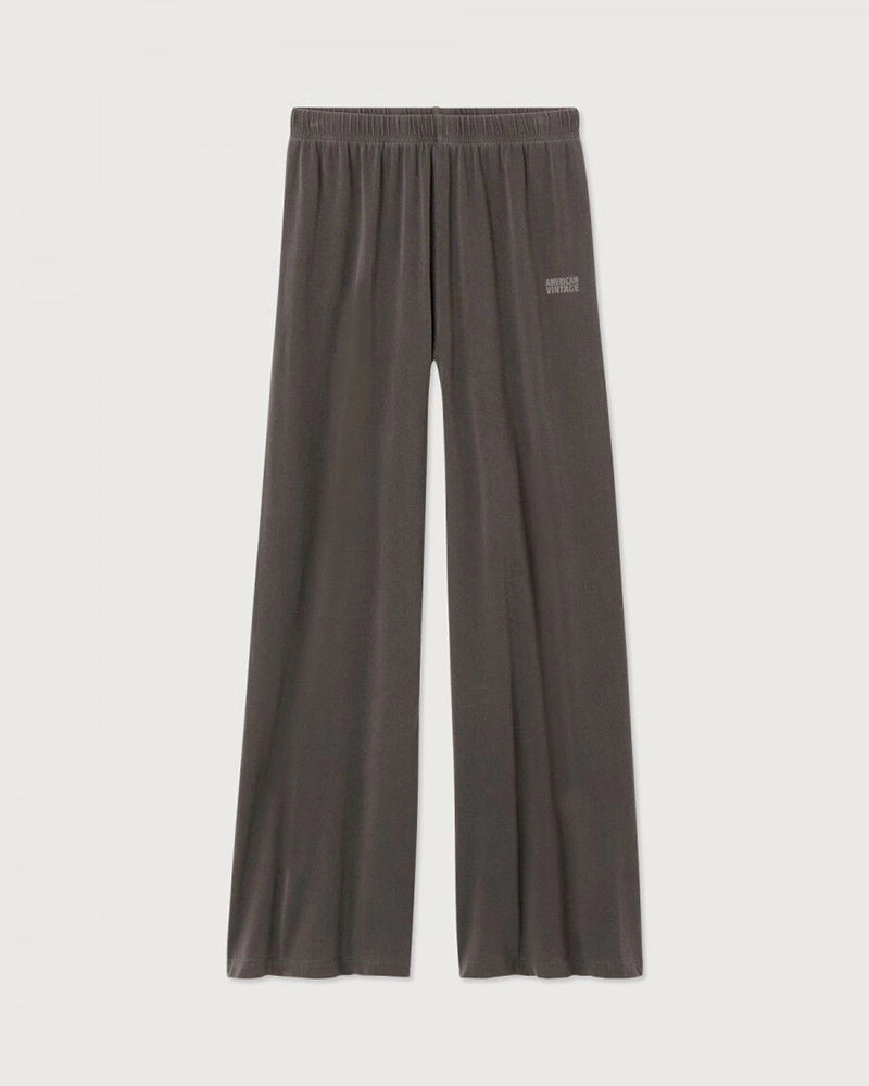 Luźne, cienkie spodnie dresowe PYMAZ American Vintage z wysokim stanem i szeroką, długą, prostą nogawką. Elastyczne w talii. Wykonane z bardzo miękkiej tkaniny.