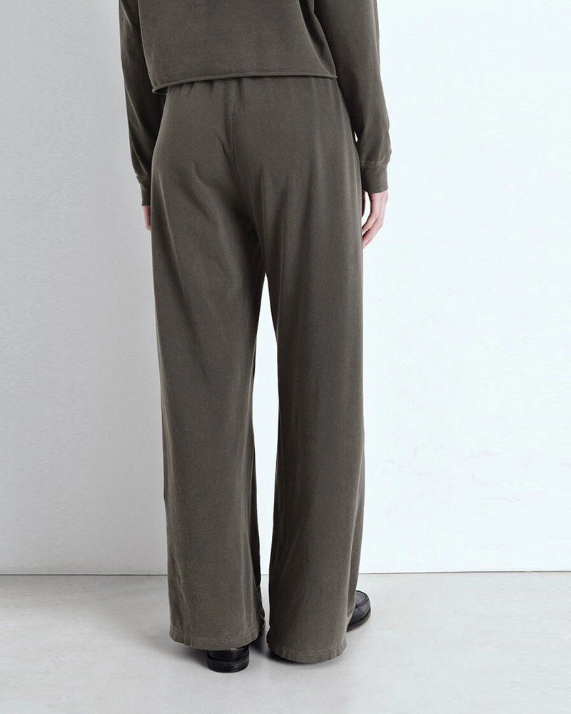 Luźne, cienkie spodnie dresowe PYMAZ American Vintage z wysokim stanem i szeroką, długą, prostą nogawką. Elastyczne w talii. Wykonane z bardzo miękkiej tkaniny.