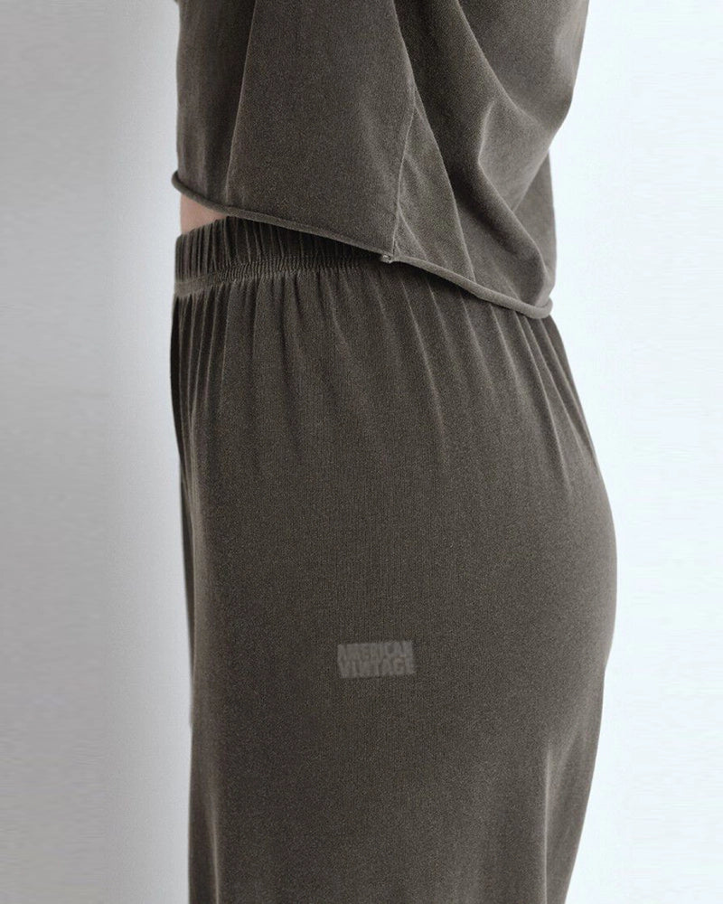 Luźne, cienkie spodnie dresowe PYMAZ American Vintage z wysokim stanem i szeroką, długą, prostą nogawką. Elastyczne w talii. Wykonane z bardzo miękkiej tkaniny.