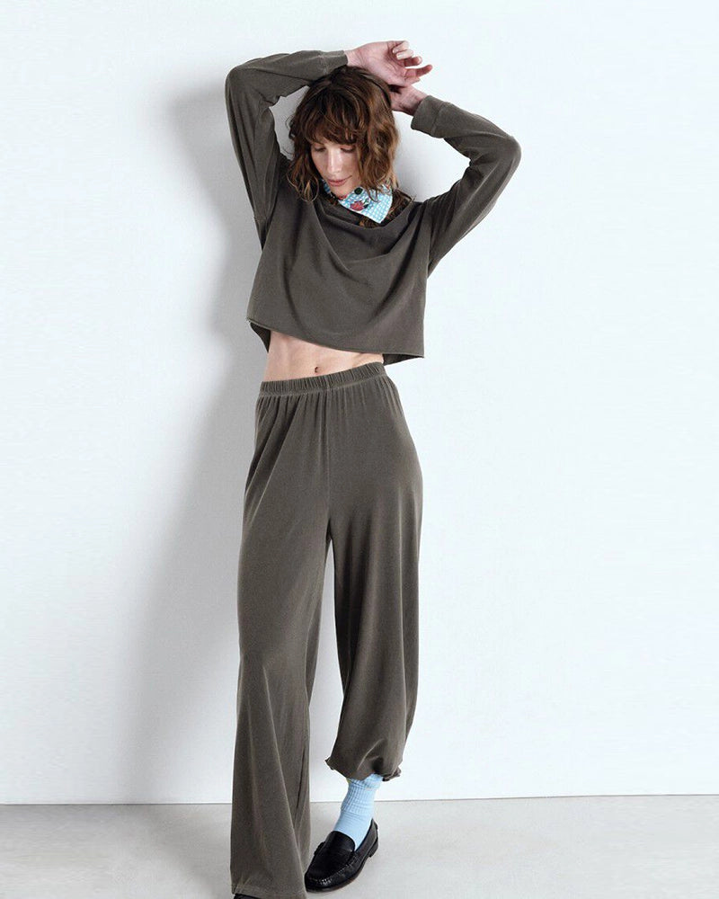 Luźne, cienkie spodnie dresowe PYMAZ American Vintage z wysokim stanem i szeroką, długą, prostą nogawką. Elastyczne w talii. Wykonane z bardzo miękkiej tkaniny.