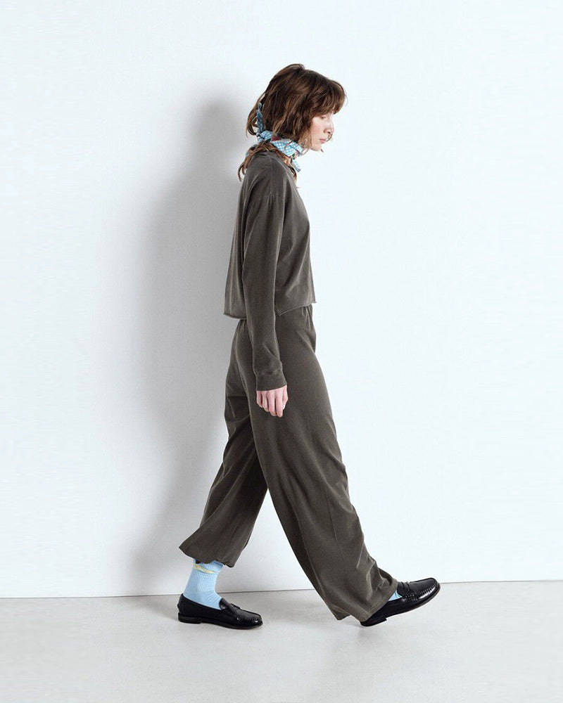 Luźne, cienkie spodnie dresowe PYMAZ American Vintage z wysokim stanem i szeroką, długą, prostą nogawką. Elastyczne w talii. Wykonane z bardzo miękkiej tkaniny.