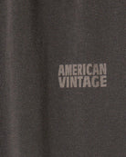 Luźne, cienkie spodnie dresowe PYMAZ American Vintage z wysokim stanem i szeroką, długą, prostą nogawką. Elastyczne w talii. Wykonane z bardzo miękkiej tkaniny.