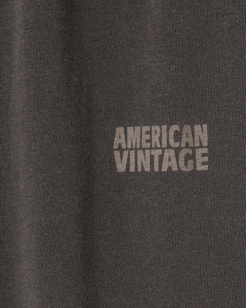 Luźne, cienkie spodnie dresowe PYMAZ American Vintage z wysokim stanem i szeroką, długą, prostą nogawką. Elastyczne w talii. Wykonane z bardzo miękkiej tkaniny.