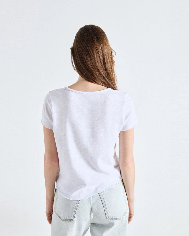 Luźny t-shirt o prostym kroju SONOMA American Vintage z krótkim rękawem dekoltem w serek. Wykonany z grubej, miękkiej bawełny. Surowo wykończony