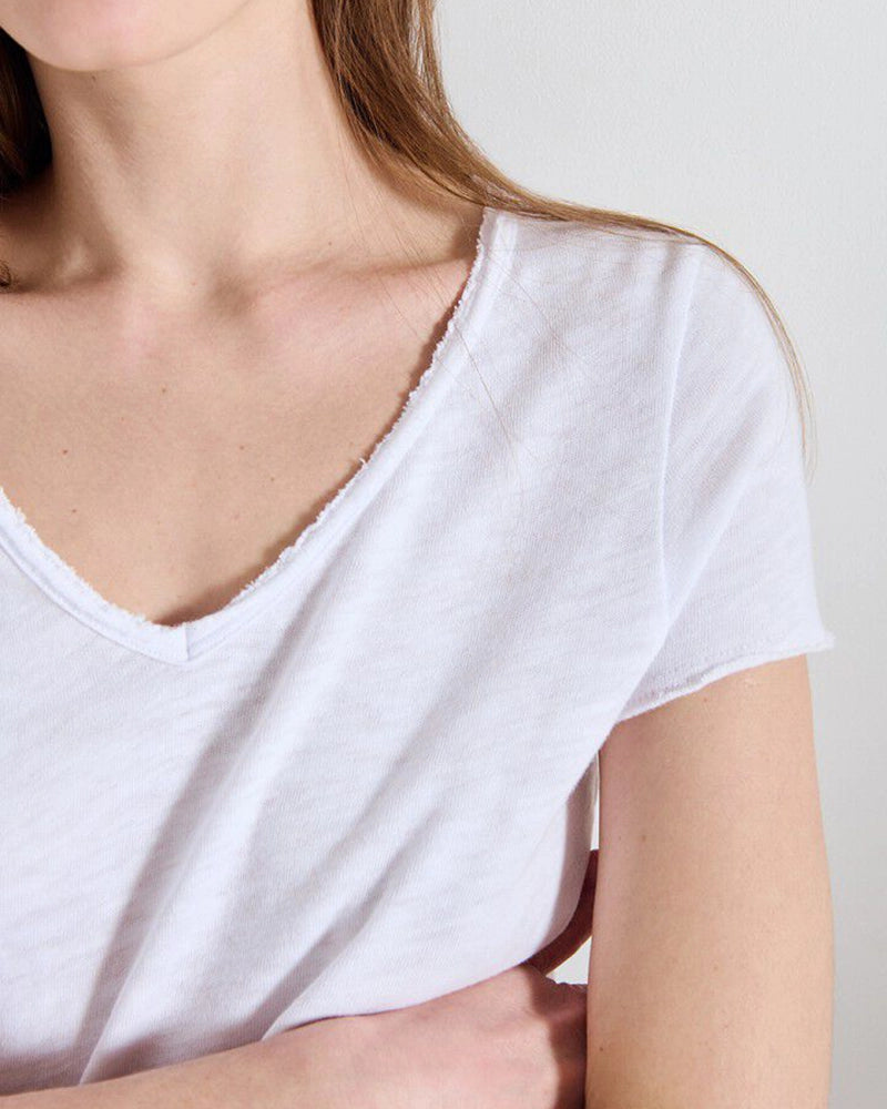 Luźny t-shirt o prostym kroju SONOMA American Vintage z krótkim rękawem dekoltem w serek. Wykonany z grubej, miękkiej bawełny. Surowo wykończony