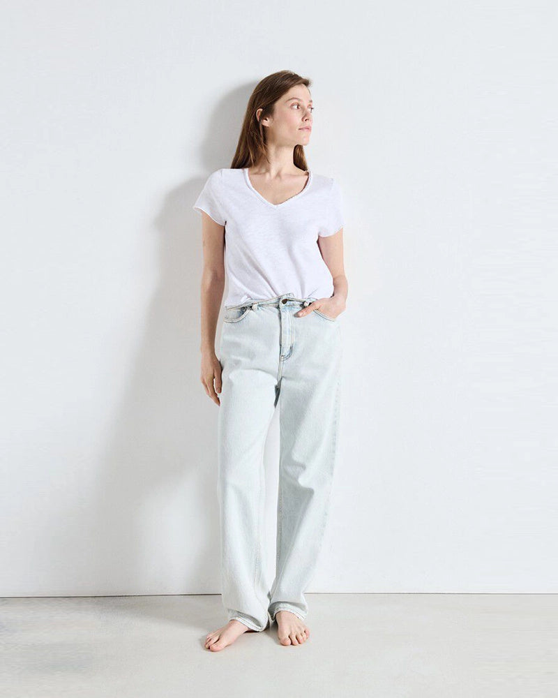 Luźny t-shirt o prostym kroju SONOMA American Vintage z krótkim rękawem dekoltem w serek. Wykonany z grubej, miękkiej bawełny. Surowo wykończony