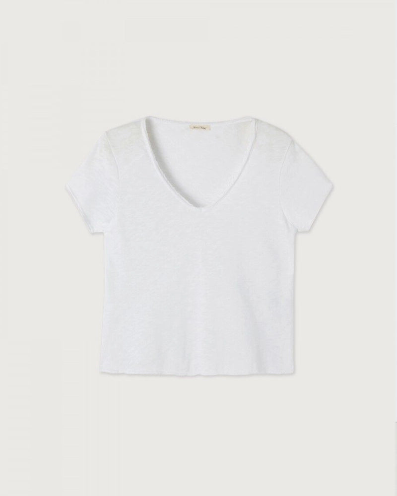 Luźny t-shirt o prostym kroju SONOMA American Vintage z krótkim rękawem dekoltem w serek. Wykonany z grubej, miękkiej bawełny. Surowo wykończony