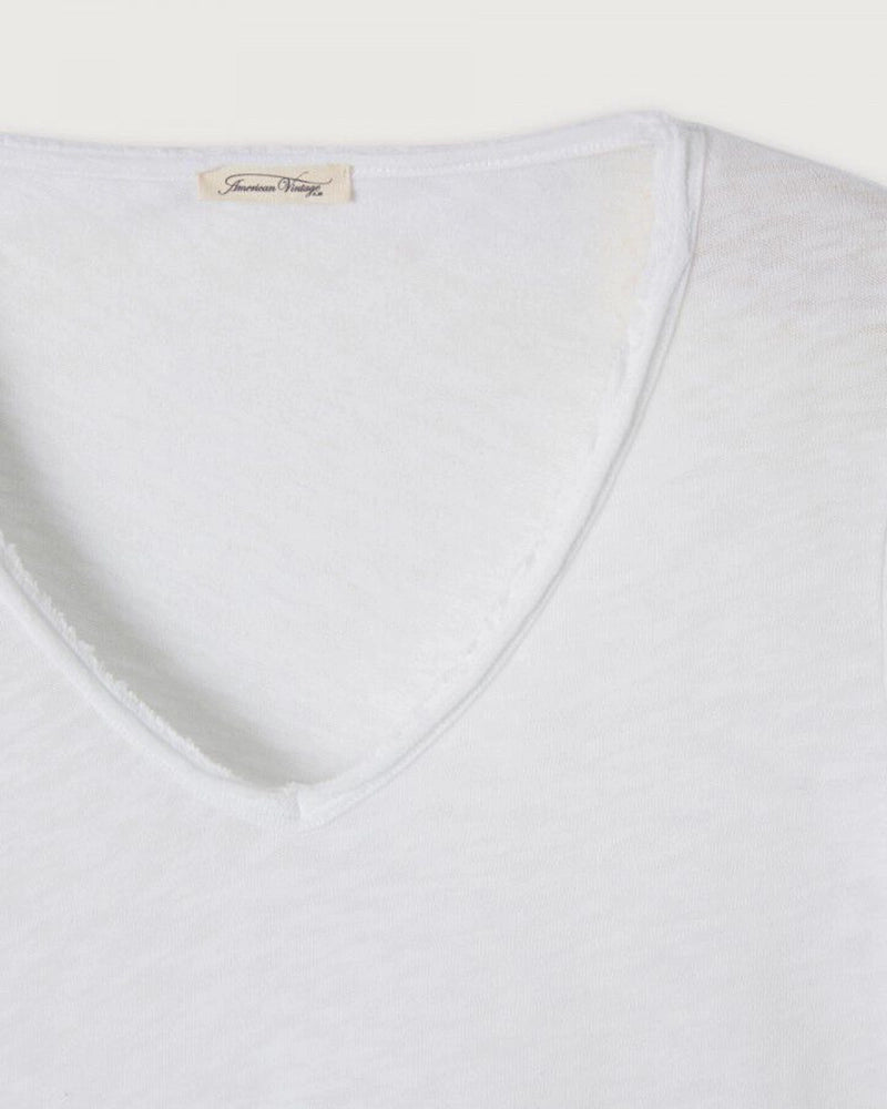 Luźny t-shirt o prostym kroju SONOMA American Vintage z krótkim rękawem dekoltem w serek. Wykonany z grubej, miękkiej bawełny. Surowo wykończony