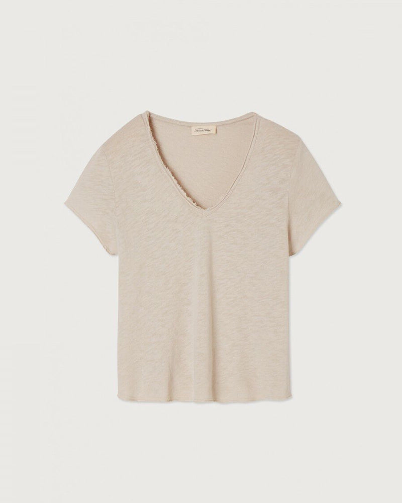 Luźny t-shirt o prostym kroju SONOMA American Vintage z krótkim rękawem dekoltem w serek. Wykonany z grubej, miękkiej bawełny. Surowo wykończony.