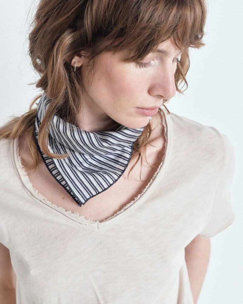 Luźny t-shirt o prostym kroju SONOMA American Vintage z krótkim rękawem dekoltem w serek. Wykonany z grubej, miękkiej bawełny. Surowo wykończony.