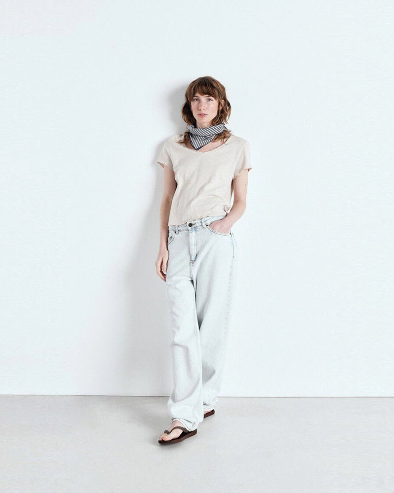 Luźny t-shirt o prostym kroju SONOMA American Vintage z krótkim rękawem dekoltem w serek. Wykonany z grubej, miękkiej bawełny. Surowo wykończony.