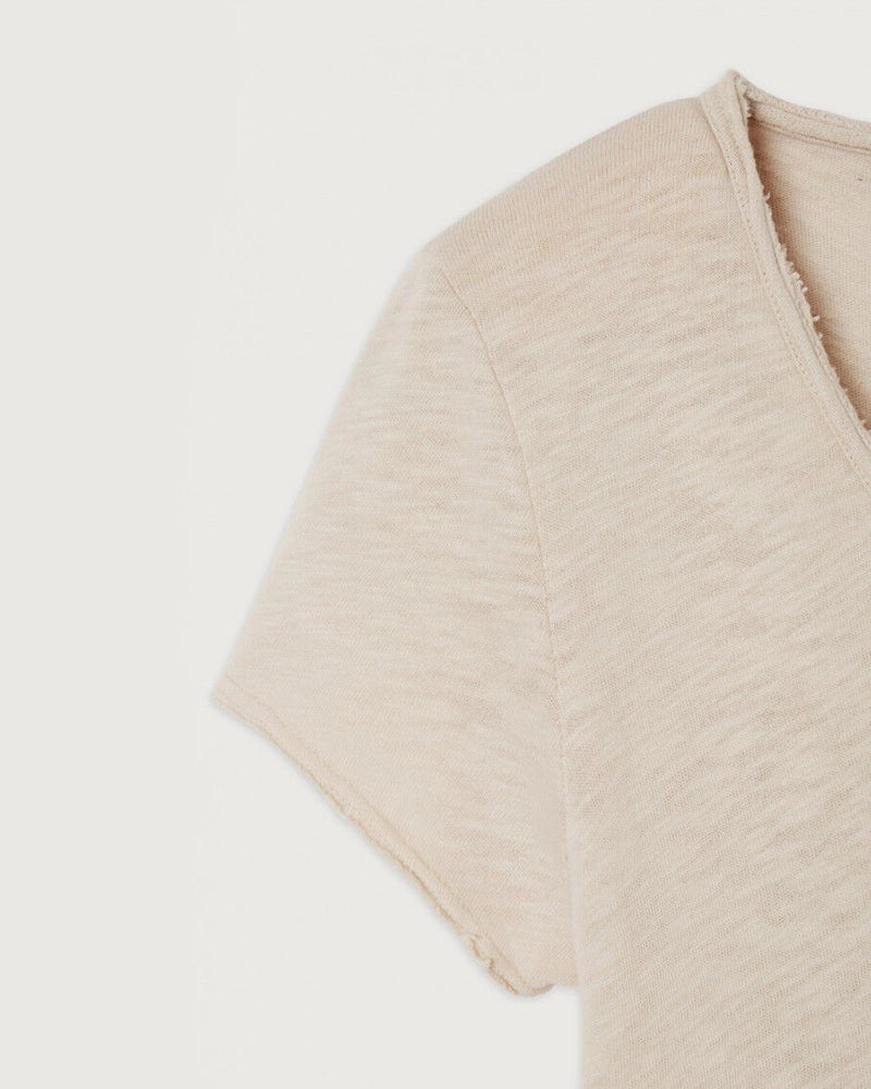 Luźny t-shirt o prostym kroju SONOMA American Vintage z krótkim rękawem dekoltem w serek. Wykonany z grubej, miękkiej bawełny. Surowo wykończony.