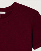 Klasyczny, bawełniany&nbsp;t-shirt SONOMA American Vintage&nbsp;z krótkim rękawem&nbsp;i okrągłym dekoltem. Koszulka ma&nbsp;prosty krój i przylegający fason.&nbsp;Na plecach posiada gruby szew. Wykonany z&nbsp;miękkiej i grubej bawełny. To idealna podstawa każdej codziennej stylizacji.