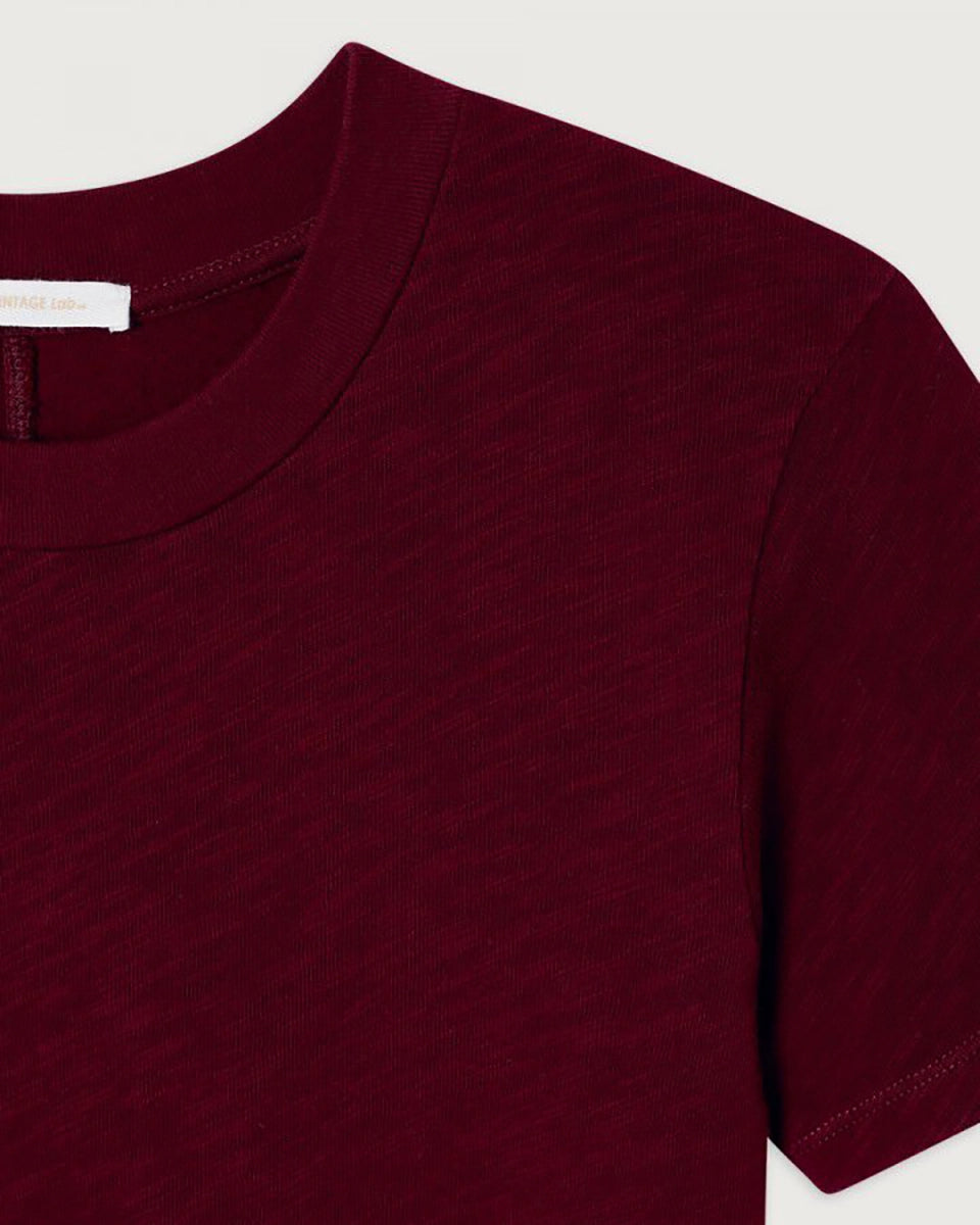 Klasyczny, bawełniany&nbsp;t-shirt SONOMA American Vintage&nbsp;z krótkim rękawem&nbsp;i okrągłym dekoltem. Koszulka ma&nbsp;prosty krój i przylegający fason.&nbsp;Na plecach posiada gruby szew. Wykonany z&nbsp;miękkiej i grubej bawełny. To idealna podstawa każdej codziennej stylizacji.