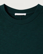 Klasyczny, bawełniany&nbsp;t-shirt SONOMA American Vintage&nbsp;z krótkim rękawem&nbsp;i okrągłym dekoltem. Koszulka ma&nbsp;prosty krój i przylegający fason.&nbsp;Na plecach posiada gruby szew. Wykonany z&nbsp;miękkiej i grubej bawełny. 
