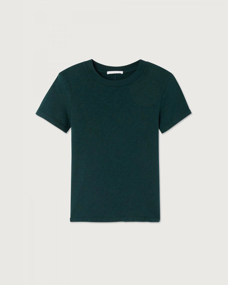 Klasyczny, bawełniany&nbsp;t-shirt SONOMA American Vintage&nbsp;z krótkim rękawem&nbsp;i okrągłym dekoltem. Koszulka ma&nbsp;prosty krój i przylegający fason.&nbsp;Na plecach posiada gruby szew. Wykonany z&nbsp;miękkiej i grubej bawełny. 