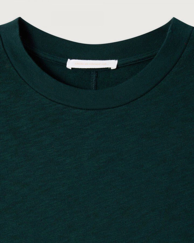 Klasyczny, bawełniany&nbsp;t-shirt SONOMA American Vintage&nbsp;z krótkim rękawem&nbsp;i okrągłym dekoltem. Koszulka ma&nbsp;prosty krój i przylegający fason.&nbsp;Na plecach posiada gruby szew. Wykonany z&nbsp;miękkiej i grubej bawełny. 