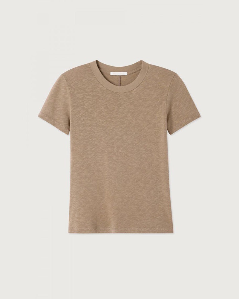 Klasyczny, bawełniany&nbsp;t-shirt SONOMA American Vintage&nbsp;z krótkim rękawem&nbsp;i okrągłym dekoltem. Koszulka ma&nbsp;prosty krój i przylegający fason.&nbsp;Na plecach posiada gruby szew. Wykonany z&nbsp;miękkiej i grubej bawełny. To idealna podstawa każdej codziennej stylizacji.