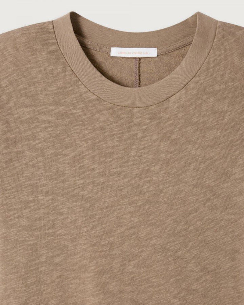 Klasyczny, bawełniany&nbsp;t-shirt SONOMA American Vintage&nbsp;z krótkim rękawem&nbsp;i okrągłym dekoltem. Koszulka ma&nbsp;prosty krój i przylegający fason.&nbsp;Na plecach posiada gruby szew. Wykonany z&nbsp;miękkiej i grubej bawełny. To idealna podstawa każdej codziennej stylizacji.