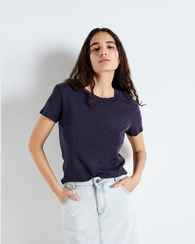 Klasyczny, bawełniany, czarny t-shirt SONOMA American Vintage z krótkim rękawem i okrągłym dekoltem. Koszulka ma prosty krój i przylegający fason. Na plecach posiada gruby szew. Wykonany z miękkiej i grubej bawełny. 