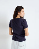 Klasyczny, bawełniany, czarny t-shirt SONOMA American Vintage z krótkim rękawem i okrągłym dekoltem. Koszulka ma prosty krój i przylegający fason. Na plecach posiada gruby szew. Wykonany z miękkiej i grubej bawełny. 