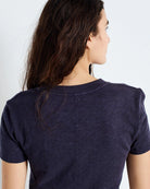 Klasyczny, bawełniany, czarny t-shirt SONOMA American Vintage z krótkim rękawem i okrągłym dekoltem. Koszulka ma prosty krój i przylegający fason. Na plecach posiada gruby szew. Wykonany z miękkiej i grubej bawełny. 