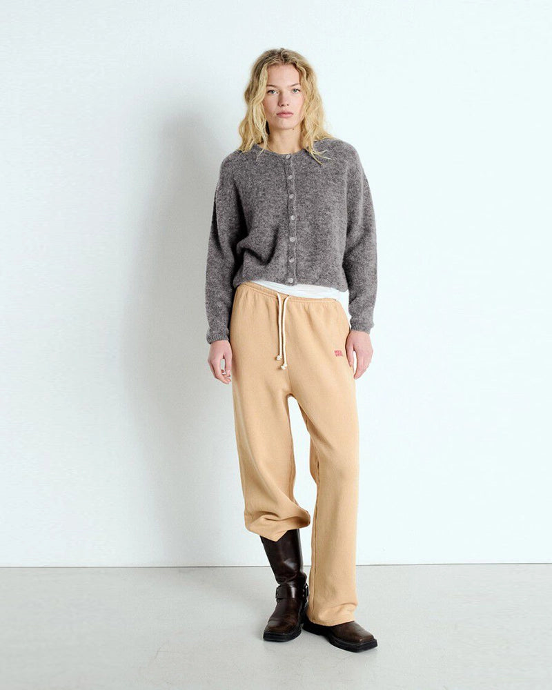 Krótki, kremowy kardigan VITOW American Vintage o pudełkowym fasonie. Posiada okrągły dekolt i opadające ramiona. Zapinany na guziki z imitacji masy perłowej. Wykonany z cienkiej i bardzo miękkiej dzianiny z wełną i alpaką. To klasyczny model, który musi znaleźć się w każdej szafie. Pasuje dosłownie do wszystkiego - ulubionych jeansów, zwiewnej spódnicy, długiej sukienki czy spodni garniturowych