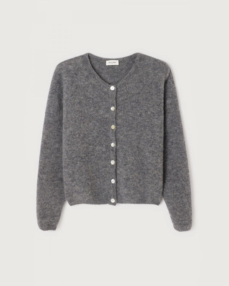 Krótki, kremowy kardigan VITOW American Vintage o pudełkowym fasonie. Posiada okrągły dekolt i opadające ramiona. Zapinany na guziki z imitacji masy perłowej. Wykonany z cienkiej i bardzo miękkiej dzianiny z wełną i alpaką. To klasyczny model, który musi znaleźć się w każdej szafie. Pasuje dosłownie do wszystkiego - ulubionych jeansów, zwiewnej spódnicy, długiej sukienki czy spodni garniturowych