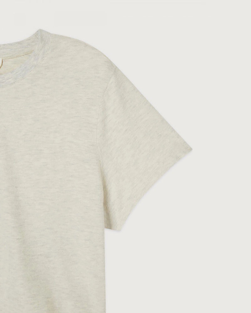 Luźny, krótki t-shirt YPAWOOD o pudełkowym fasonie z krótkim rękawem i okrągłym dekoltem. Wykonany z bardzo miękkiej, lekko elastycznej tkaniny z bawełną i modalem