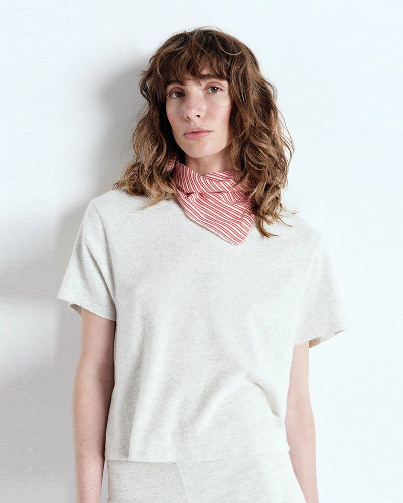 Luźny, krótki t-shirt YPAWOOD o pudełkowym fasonie z krótkim rękawem i okrągłym dekoltem. Wykonany z bardzo miękkiej, lekko elastycznej tkaniny z bawełną i modalem