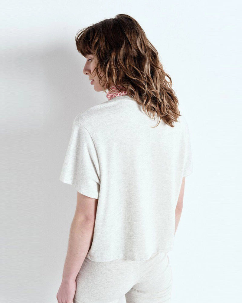 Luźny, krótki t-shirt YPAWOOD o pudełkowym fasonie z krótkim rękawem i okrągłym dekoltem. Wykonany z bardzo miękkiej, lekko elastycznej tkaniny z bawełną i modalem