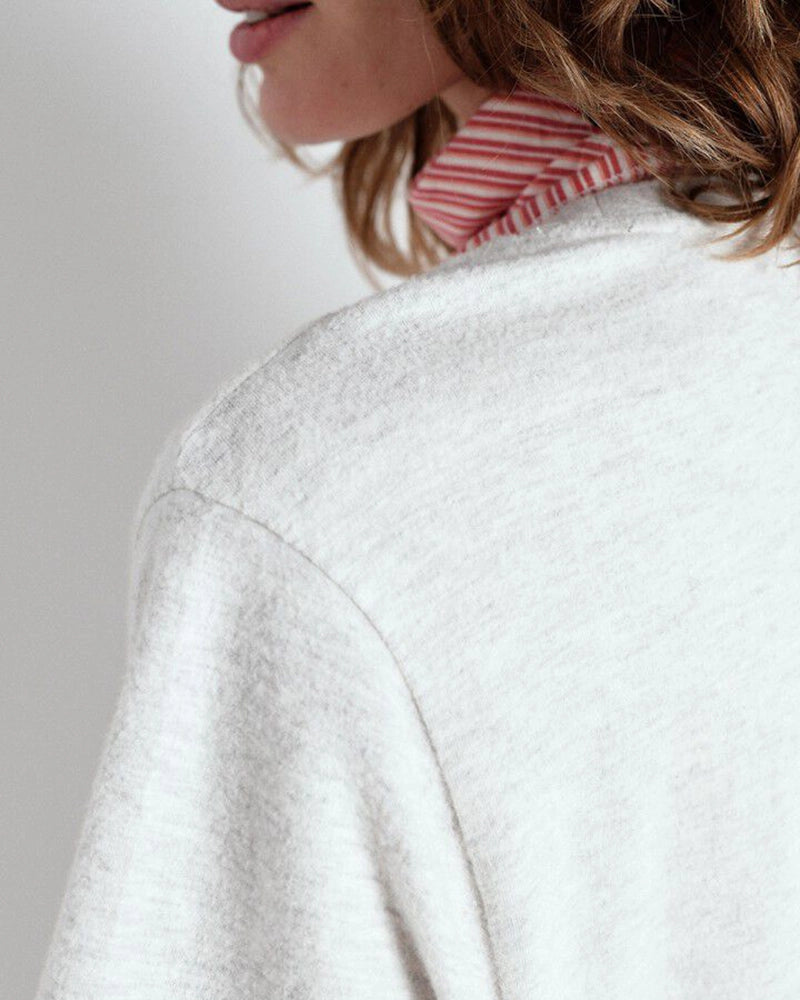 Luźny, krótki t-shirt YPAWOOD o pudełkowym fasonie z krótkim rękawem i okrągłym dekoltem. Wykonany z bardzo miękkiej, lekko elastycznej tkaniny z bawełną i modalem