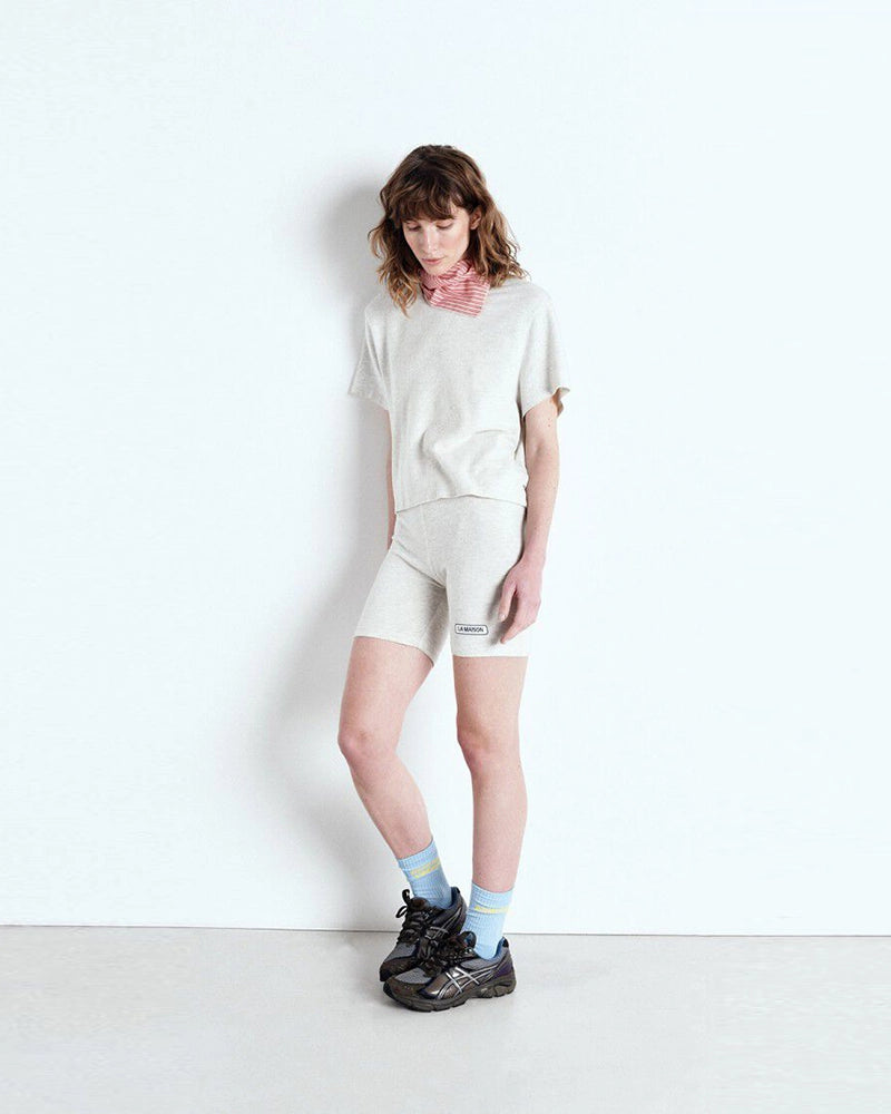 Luźny, krótki t-shirt YPAWOOD o pudełkowym fasonie z krótkim rękawem i okrągłym dekoltem. Wykonany z bardzo miękkiej, lekko elastycznej tkaniny z bawełną i modalem