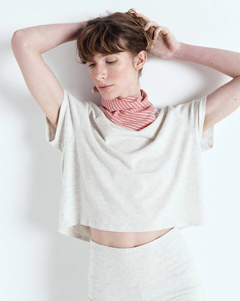 Luźny, krótki t-shirt YPAWOOD o pudełkowym fasonie z krótkim rękawem i okrągłym dekoltem. Wykonany z bardzo miękkiej, lekko elastycznej tkaniny z bawełną i modalem