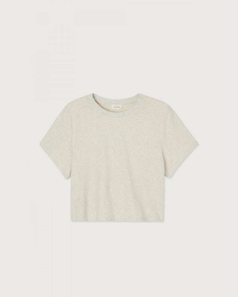 Luźny, krótki t-shirt YPAWOOD o pudełkowym fasonie z krótkim rękawem i okrągłym dekoltem. Wykonany z bardzo miękkiej, lekko elastycznej tkaniny z bawełną i modalem