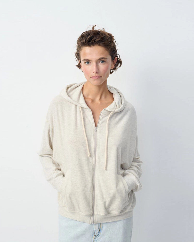 Oversizowa, cienka bluza YPAWOOD American Vintage z kapturem i dwoma kieszeniami. Wykończona ściągaczami. Zapinana na zamek błyskawiczny. Wykonana z bardzo miękkiej i przyjemnej w dotyku tkaniny.