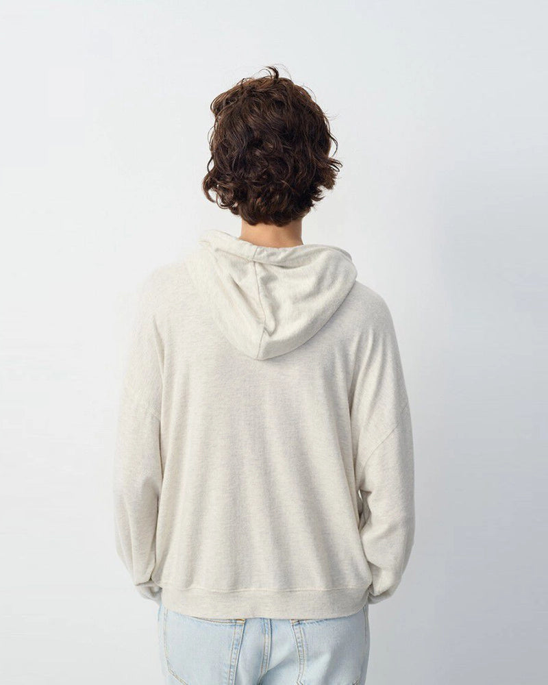 Oversizowa, cienka bluza YPAWOOD American Vintage z kapturem i dwoma kieszeniami. Wykończona ściągaczami. Zapinana na zamek błyskawiczny. Wykonana z bardzo miękkiej i przyjemnej w dotyku tkaniny.