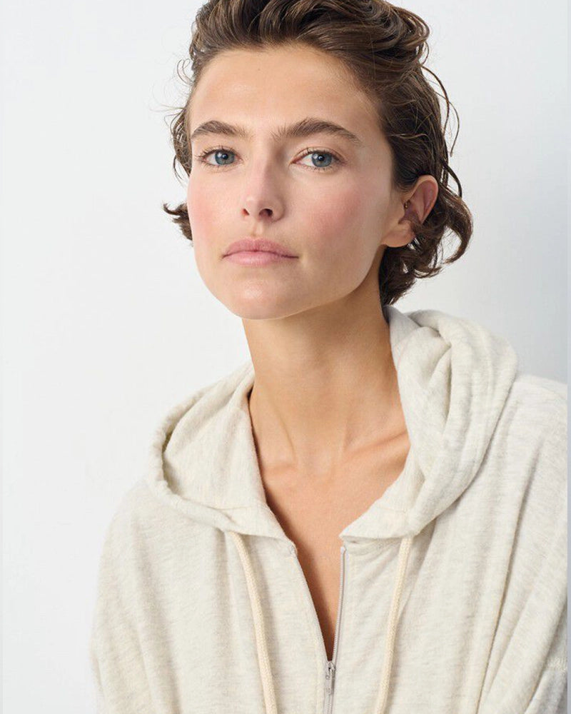 Oversizowa, cienka bluza YPAWOOD American Vintage z kapturem i dwoma kieszeniami. Wykończona ściągaczami. Zapinana na zamek błyskawiczny. Wykonana z bardzo miękkiej i przyjemnej w dotyku tkaniny.