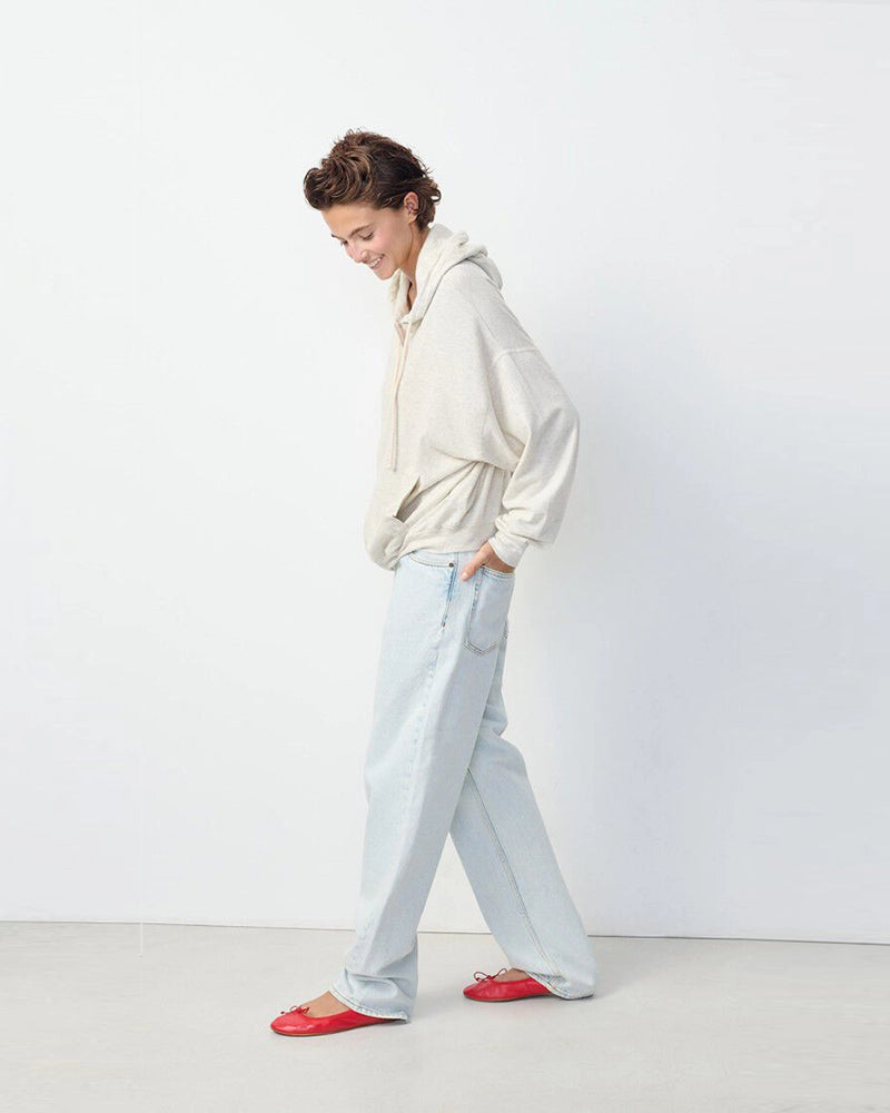 Oversizowa, cienka bluza YPAWOOD American Vintage z kapturem i dwoma kieszeniami. Wykończona ściągaczami. Zapinana na zamek błyskawiczny. Wykonana z bardzo miękkiej i przyjemnej w dotyku tkaniny.