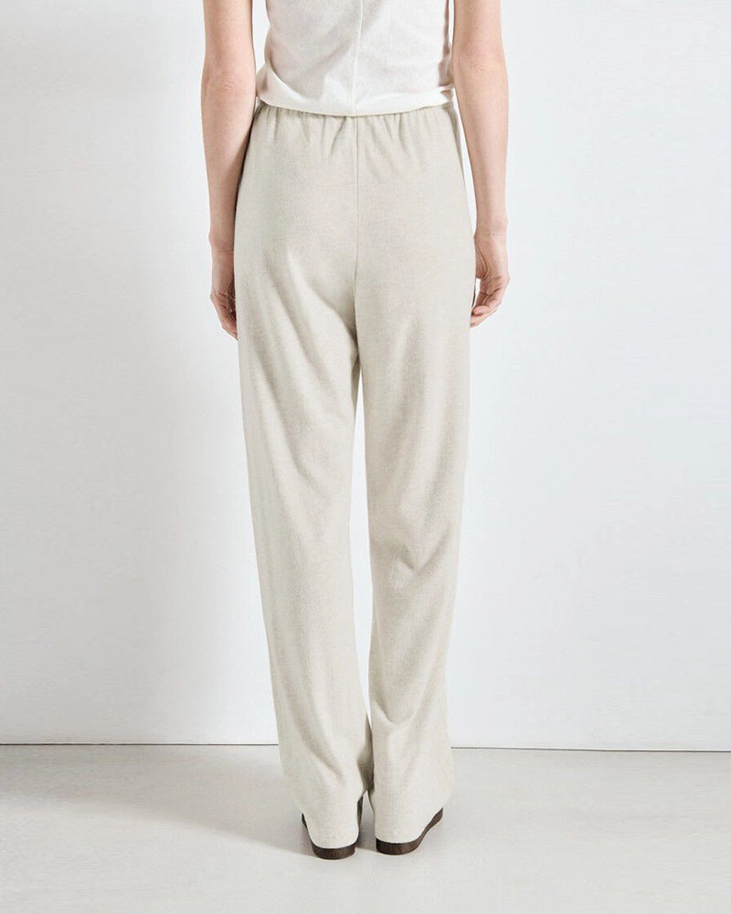 Luźne, bawełniane spodnie dresowe YPAWOOD American Vintage z wysokim stanem i szeroką, długą, prostą nogawką. Wiązane i elastyczne w talii. Wykonane z bardzo miękkiej, miłej w dotyku i komfortowej tkaniny.&nbsp;