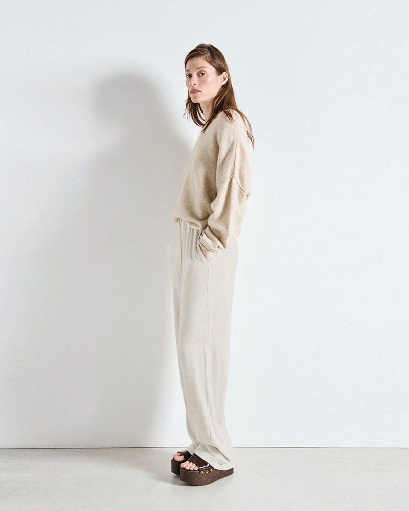 Luźne, bawełniane spodnie dresowe YPAWOOD American Vintage z wysokim stanem i szeroką, długą, prostą nogawką. Wiązane i elastyczne w talii. Wykonane z bardzo miękkiej, miłej w dotyku i komfortowej tkaniny.&nbsp;