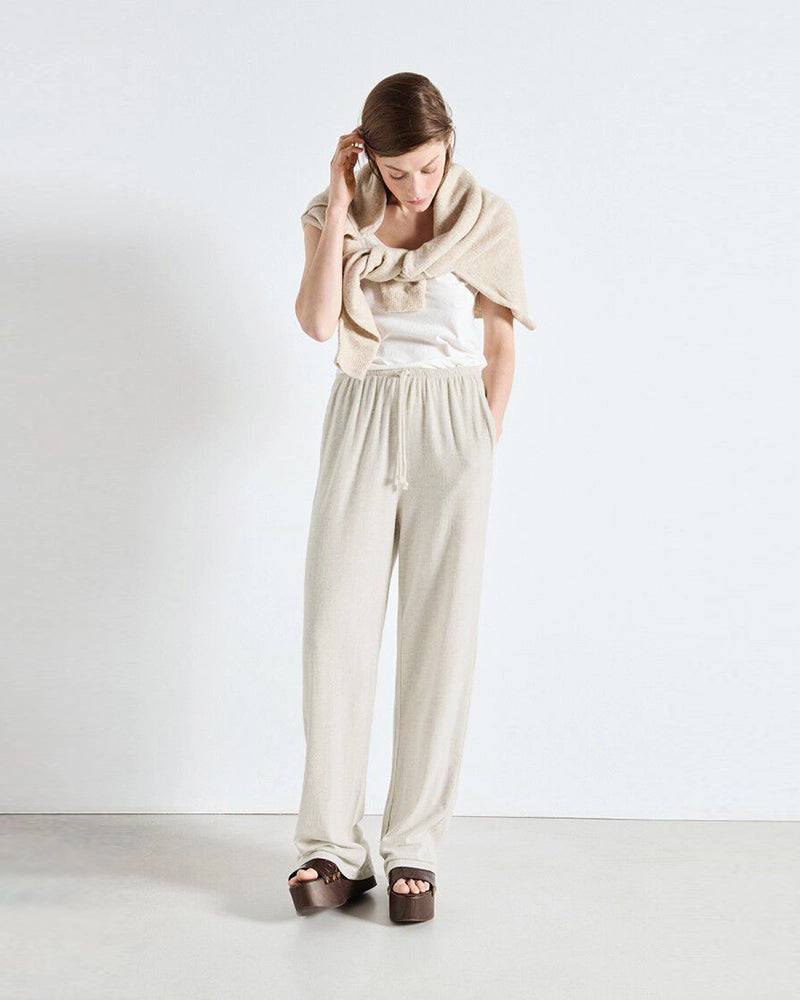 Luźne, bawełniane spodnie dresowe YPAWOOD American Vintage z wysokim stanem i szeroką, długą, prostą nogawką. Wiązane i elastyczne w talii. Wykonane z bardzo miękkiej, miłej w dotyku i komfortowej tkaniny.&nbsp;