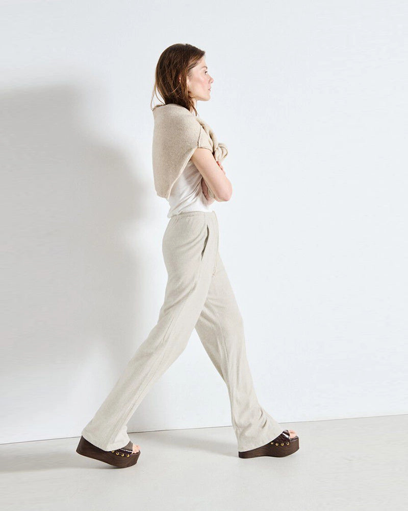 Luźne, bawełniane spodnie dresowe YPAWOOD American Vintage z wysokim stanem i szeroką, długą, prostą nogawką. Wiązane i elastyczne w talii. Wykonane z bardzo miękkiej, miłej w dotyku i komfortowej tkaniny.&nbsp;