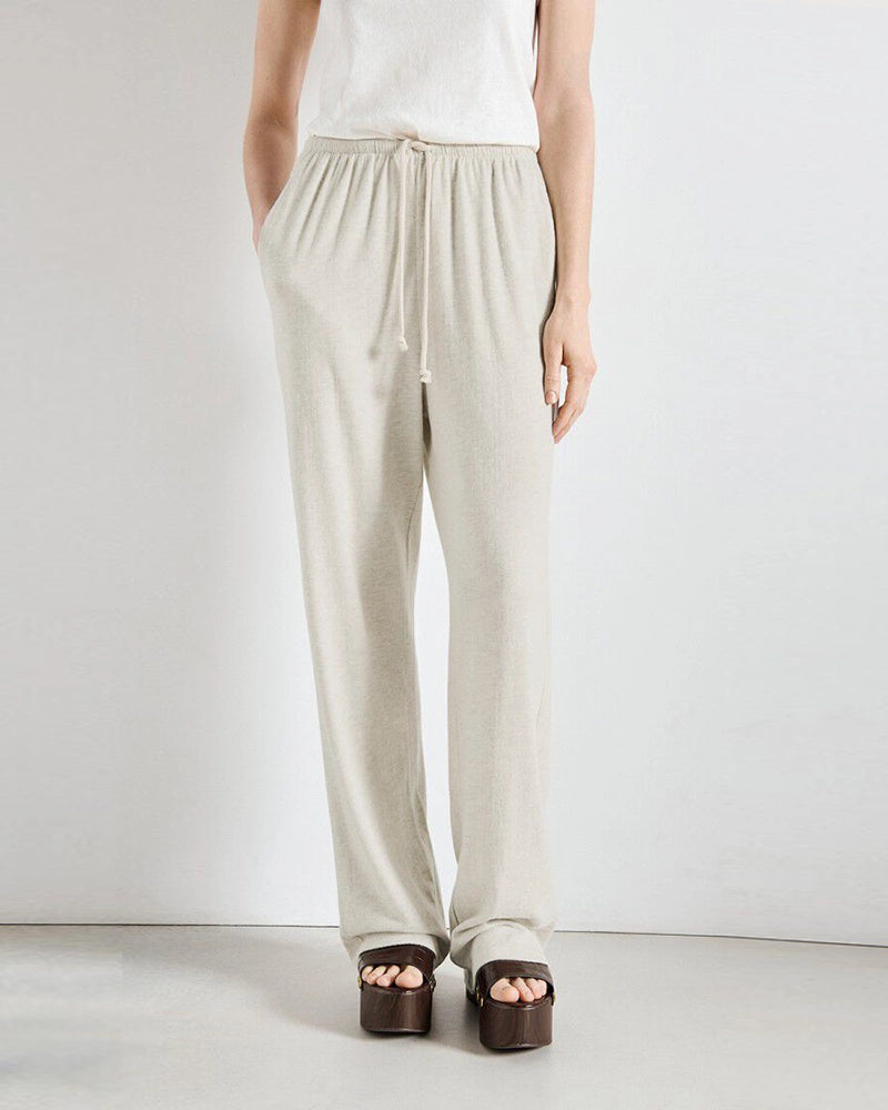 Luźne, bawełniane spodnie dresowe YPAWOOD American Vintage z wysokim stanem i szeroką, długą, prostą nogawką. Wiązane i elastyczne w talii. Wykonane z bardzo miękkiej, miłej w dotyku i komfortowej tkaniny.&nbsp;