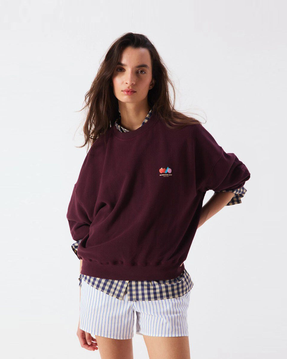 Luźna, bawełniana bluza ATU03 francuskiej marki American Vintage z długimi, raglanowymi rękawami i okrągłym dekoltem. Wykończona ściągaczami. Wykonana z miękkiej, bawełnianej tkaniny. Jest niezbędnym elementem codziennej garderoby, zaprojektowana z myślą o całorocznym noszeniu. -Oversizowy krój -Lekka, elastyczna bawełna -Zamów bluzę w swoim standardowym rozmiarze
