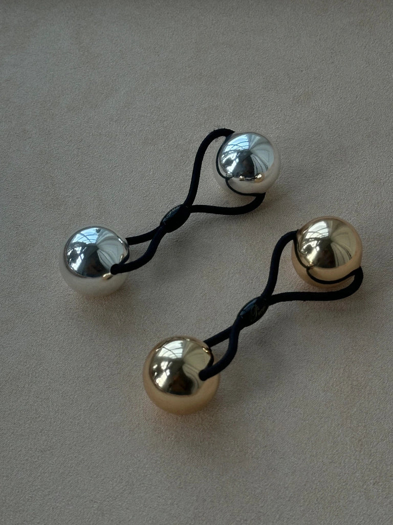 Gumka do włosów Amina Silver Pico Copenhagen z dwiema wyrazistymi metalowymi kulkami w kolorze srebra. Idealne połączenie prostoty i wyrazistości.&nbsp;

Ozdoby i akcesoria do włosów nie podlegają zwrotowi ani wymianie ze względów higienicznych.&nbsp;&nbsp;